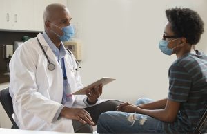 A doctor counsels a patient to quit tobacco use